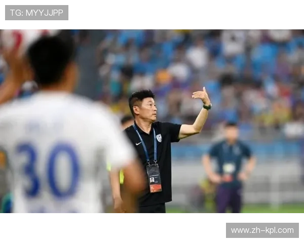 大连英博主帅李国旭与助理裁判场边争执